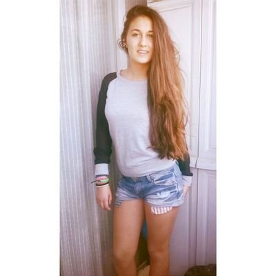 Concédeme un instante, tal vez te resulte interesante. 'chica carpe diem' ama,rie,llora,sufre,grita,haz el amor, sobrevive...Al borde de la locura