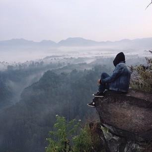 #TebingKeraton | pemandangan spektakuler dari ketinggian. Bukan lampu kota, melainkan hutan.