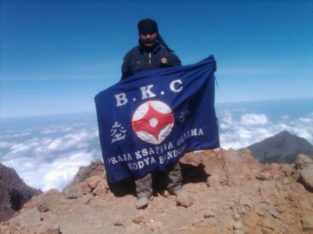 Instuktur beladiri BKC (BANDUNG KARATE CLUB ). DAN VI.BKC. Urang Bandung asli.YD1FOC lokal Bajonegara