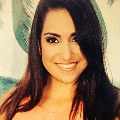 Tenho um sorriso confiante que as vezes não demonstra o tanto de insegurança por trás dele.