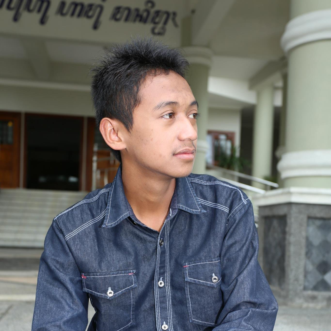 jangan bersedih jika sekarang masih dipandang sebelah mata, buktikan bahwa aku pantas mendapat kedua matanya.