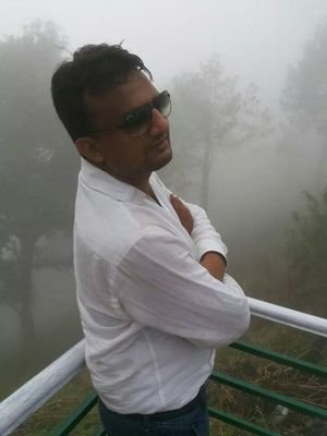 अगर दौलत से ही सब क़द का अंदाज़ा लगाते हैं तो फिर ऐ मुफ़लिसी हम दाँव पर कासा लगाते है