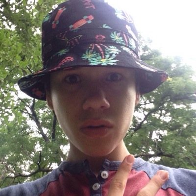 kissingseb's profile picture. that spanish boy is just damnn ◻️sider