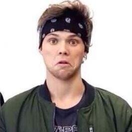 ASHTON DOESNT GIVE NO FUCKS
