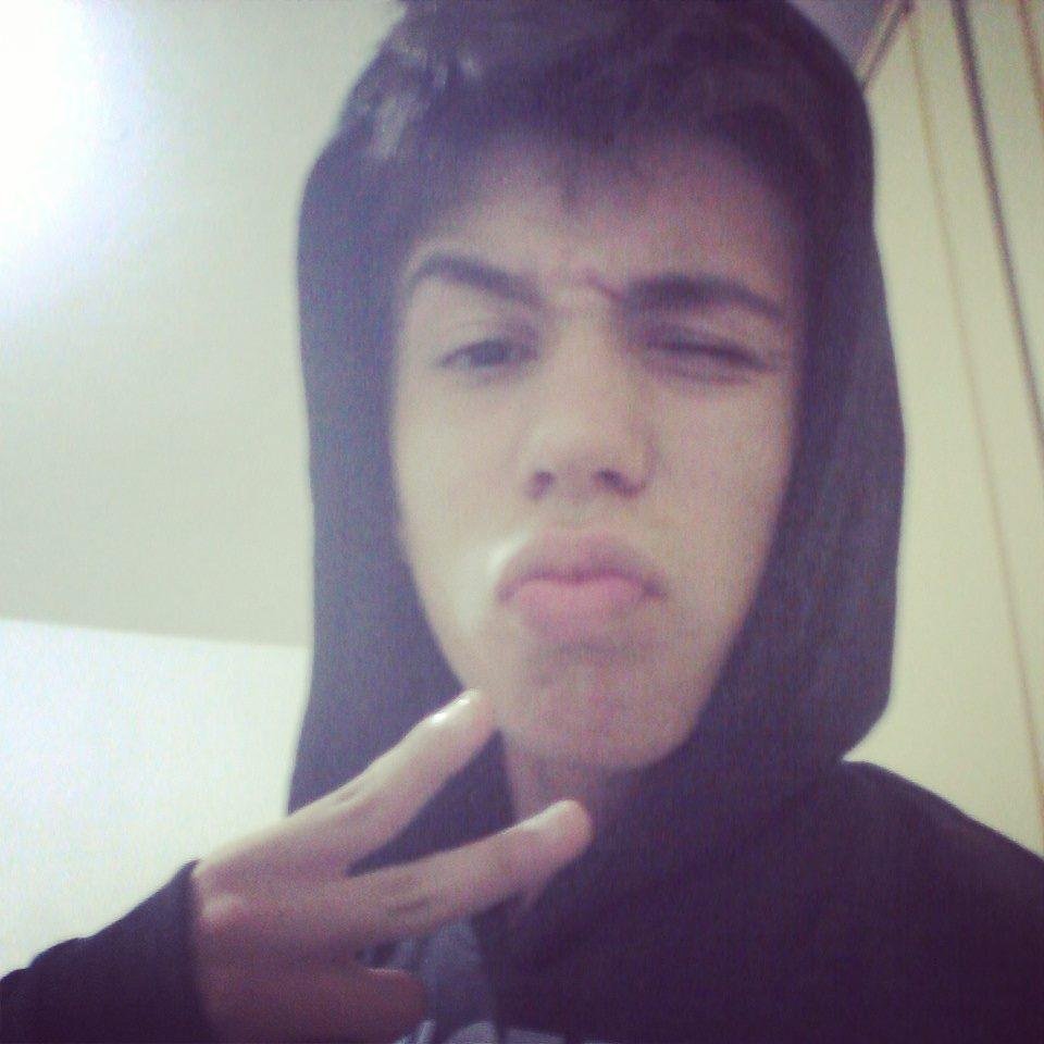 Gosto de ser bom com as pessoas e amo elogios.