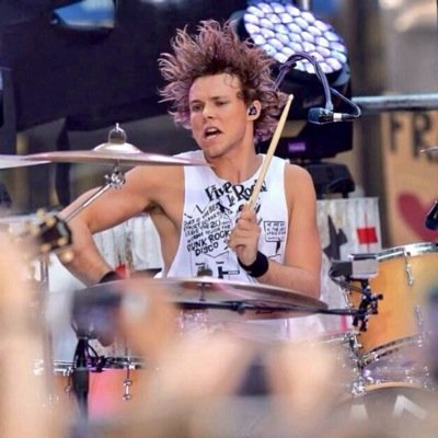 savedashton22's profile picture. this is @5s0ssage just trying to make you smile :)