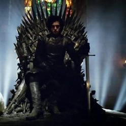 Represento a la Casa Stark y a todos sus miembros (incluido a Jon Nieve). Winter is coming.