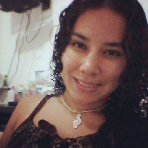 Amo os animais. Gosto de fazer novas amizades, sou chata as vezes e principalmente sou chata com pessoas falsas, desonestas e mentirosas.