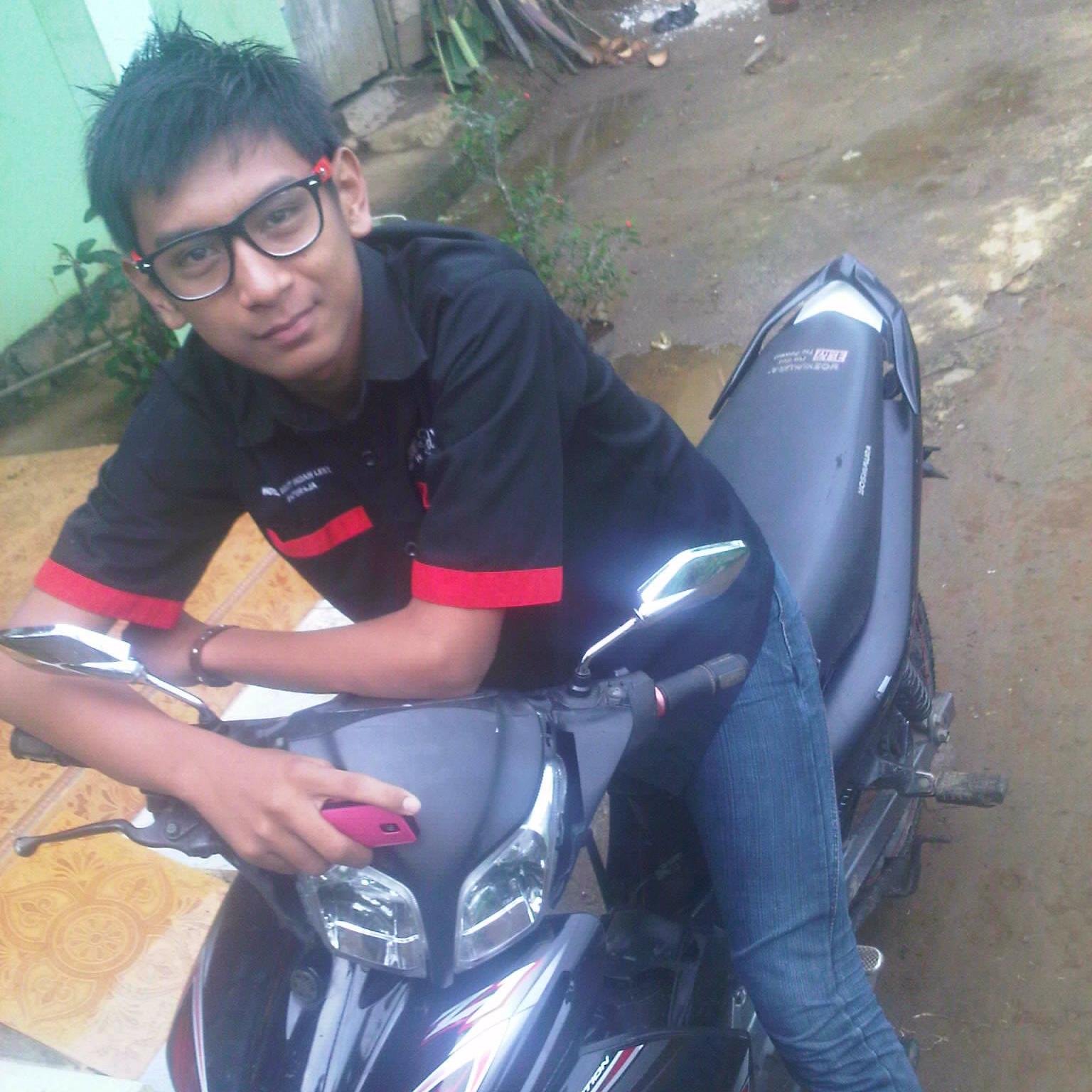 aku adalah aku ,
dan dia adalah dia . !