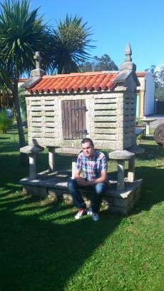 Licenciado en Quimica, Máster  Química Avanzada, Máster en PRL, Máster de Profesorado en Secundaria  y técnico superior en quimica ambiental. Doctor en Química