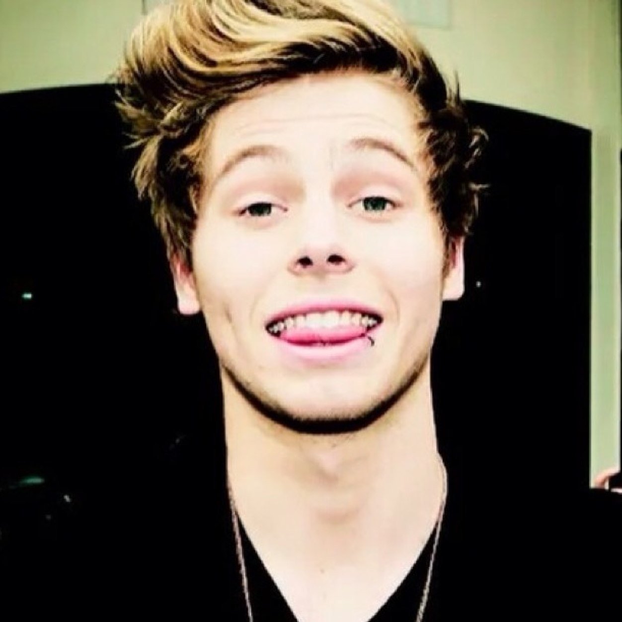 Dont follow this account! Follow @hazpri she follows back  

Directionner + 5SOSfam  ❤❤❤❤❤❤❤