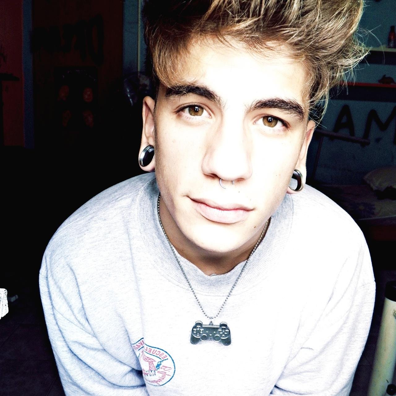 Pues sí, soy tan gilipollas que sigo creyendo en Peter Pan. El único físico que me importa como mucho es el mio. Los tweets son lo que cuentan aquí. Yes yes,✝.