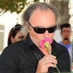 MamadorMohedano's profile picture. [PARODIA] Me bebo hasta el aguita de la flore, eso si, con muxo misterio. Rosa ere una farsa!! Petisione sesuale mande un privado!!