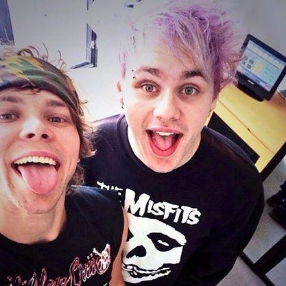 Hiiiiii¨ *Voz de Ruben* Muy buenas Criaturitas del Señor*---*, De la 5sosFam, D-I-R-E-C-T-I-O-N-E-R, Sheerio:3, Rusher*w* Criaturita*oo* Bye Amo la pizza*ñ*