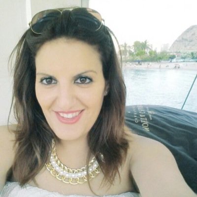 Dicen, según mi horóscopo, que la luna es quién me guía, y de ella depende mi estado de ánimo. Sin embargo, siempre doy lo mejor de mí, a quién se lo merece.