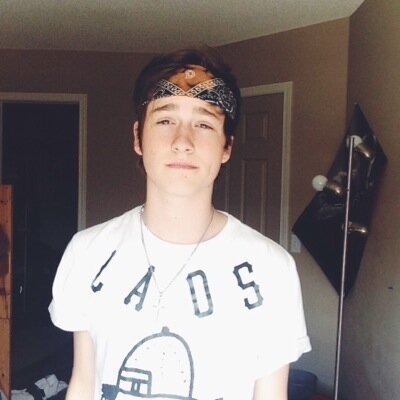 I like Arizona a lot. I eat more than I should. Feed me and love me. I love music and skateboarding. Gratata.