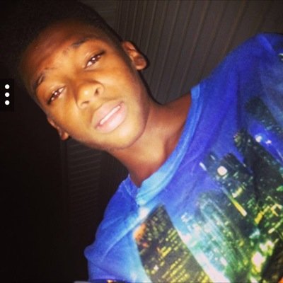 Real niggas smoke gass Bad bitches shake ass So im lookin Fœ cash