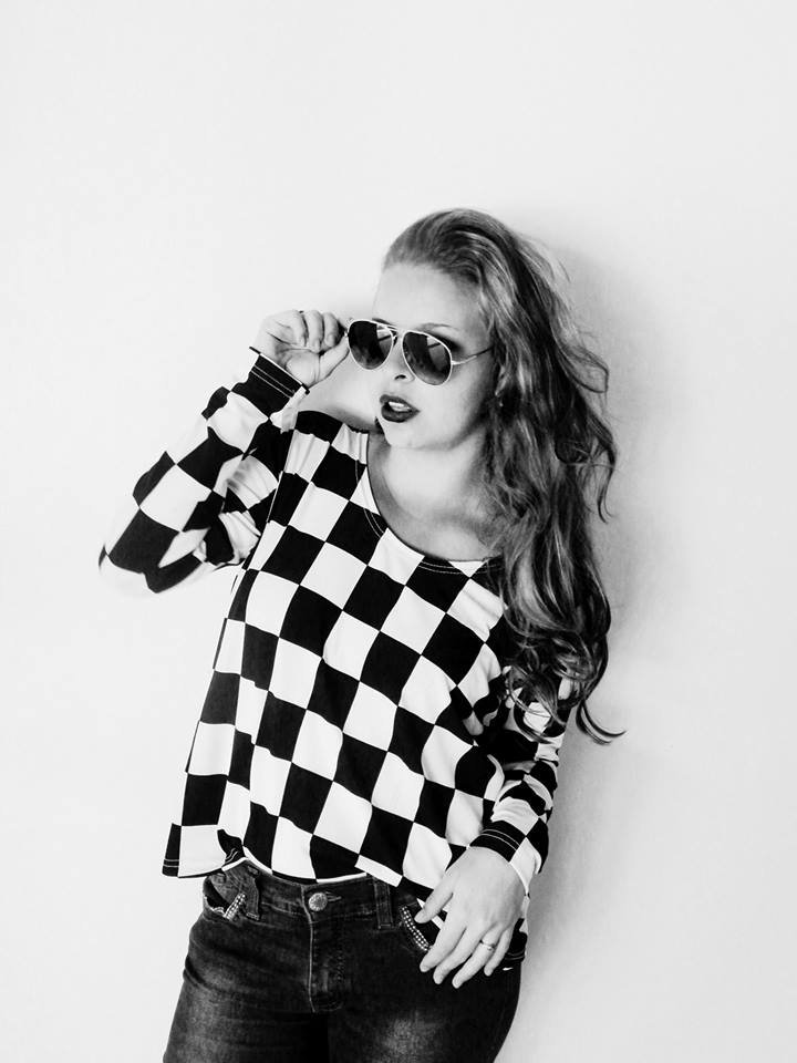 Olá pessoal, me chamo Tayna Ewellyn, tenho 18 anos e sou apaixonada por fotografia :D