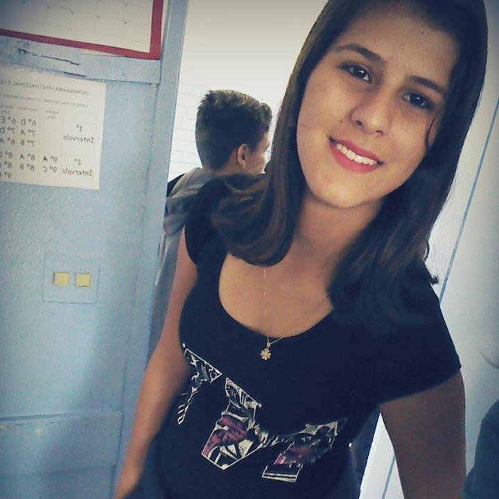 Jamais em hipótese alguma troque uma amizade por um amor, o amor muitas vezes machuca e a amizade sempre é a cura de toda a ferida....