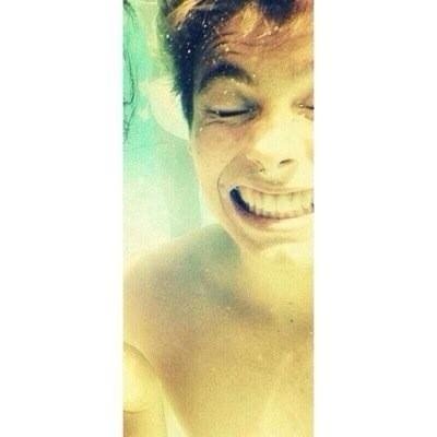 Free follow bc ily! Please rt the link below, and ask for a dm to Luke on my personal ((@blxshingcalum)) if you want(:
