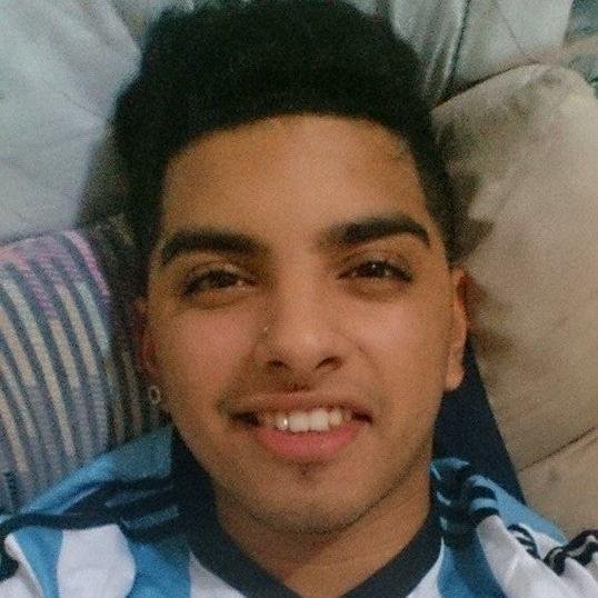 vuelve a tu casa deja el portón abierto ropa oscura,  el rostro cubierto tu eres mía me lo dijo un experto  doble u