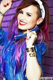Amo ler livros, mecher no computador, Demi Lovato, Miley Cyrus, One Direction e outros e sou uma Semi-Deusa :3