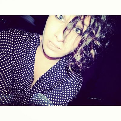 Dicen que ando del revés y aquí me ves , con la cabeza bien alta y el mundo bajo mis pies.