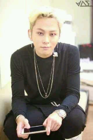 Junhyung rapper beast 18+
handsome and confident '△')r