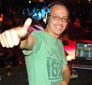 DJ, Comunicador Social y Productor de Fiestas. Objetivo, hacerte bailar, no importa el estilo, amo la música!
