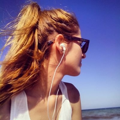 Profesora de física y química. Apasionada de la música y la docencia. Siempre en busca de la felicidad.Contando cuentos y dando locura desde 1993