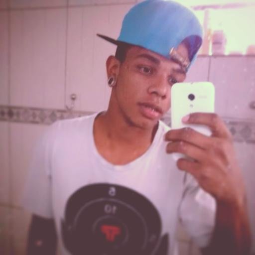 Os seres são tão contraditórios que é impossível satisfazê-los. Tenha em mente simplesmente ser autêntico e verdadeiro.