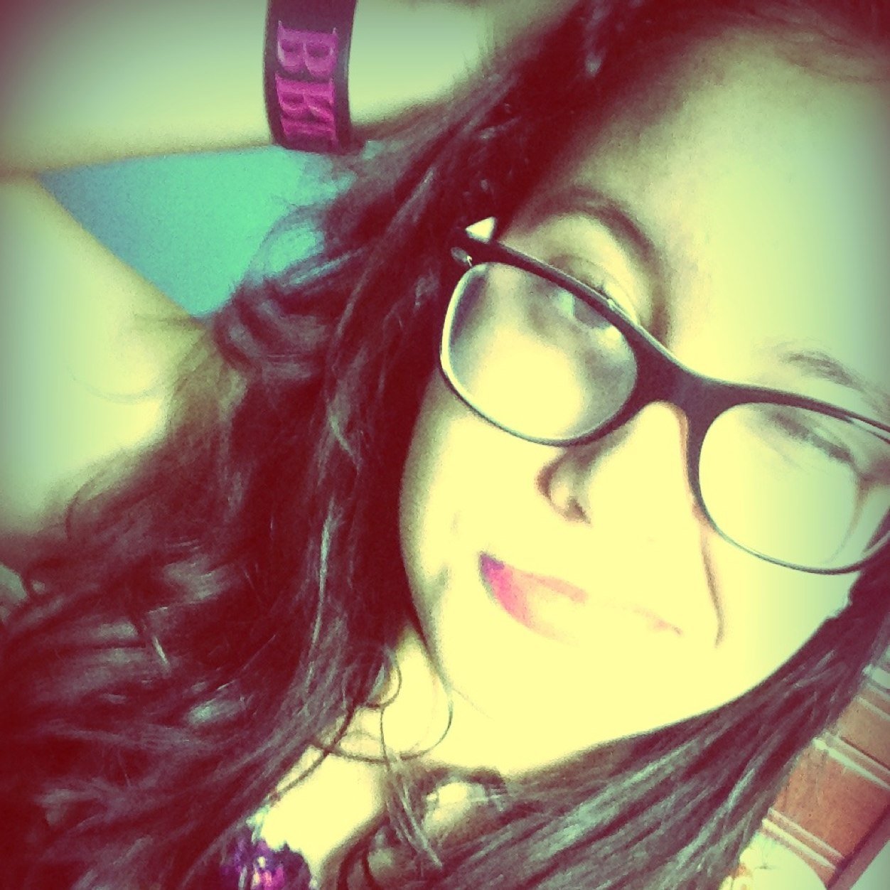 Bueno, Soy Mahomie, Belieber, Directioner, Lovatic, Smiler, Selilover, Angel soy de casi todos los fandoms espero caerles bien.. ☺✌