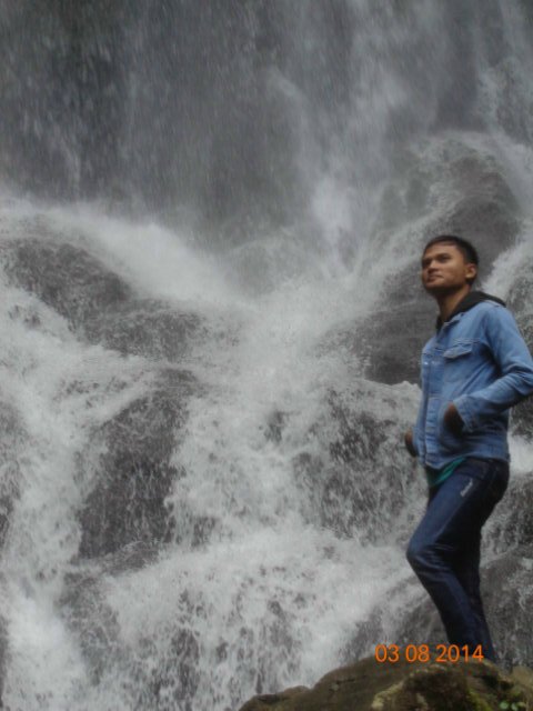 Cinta itu bukan KARENA tetapi WALAUPUN