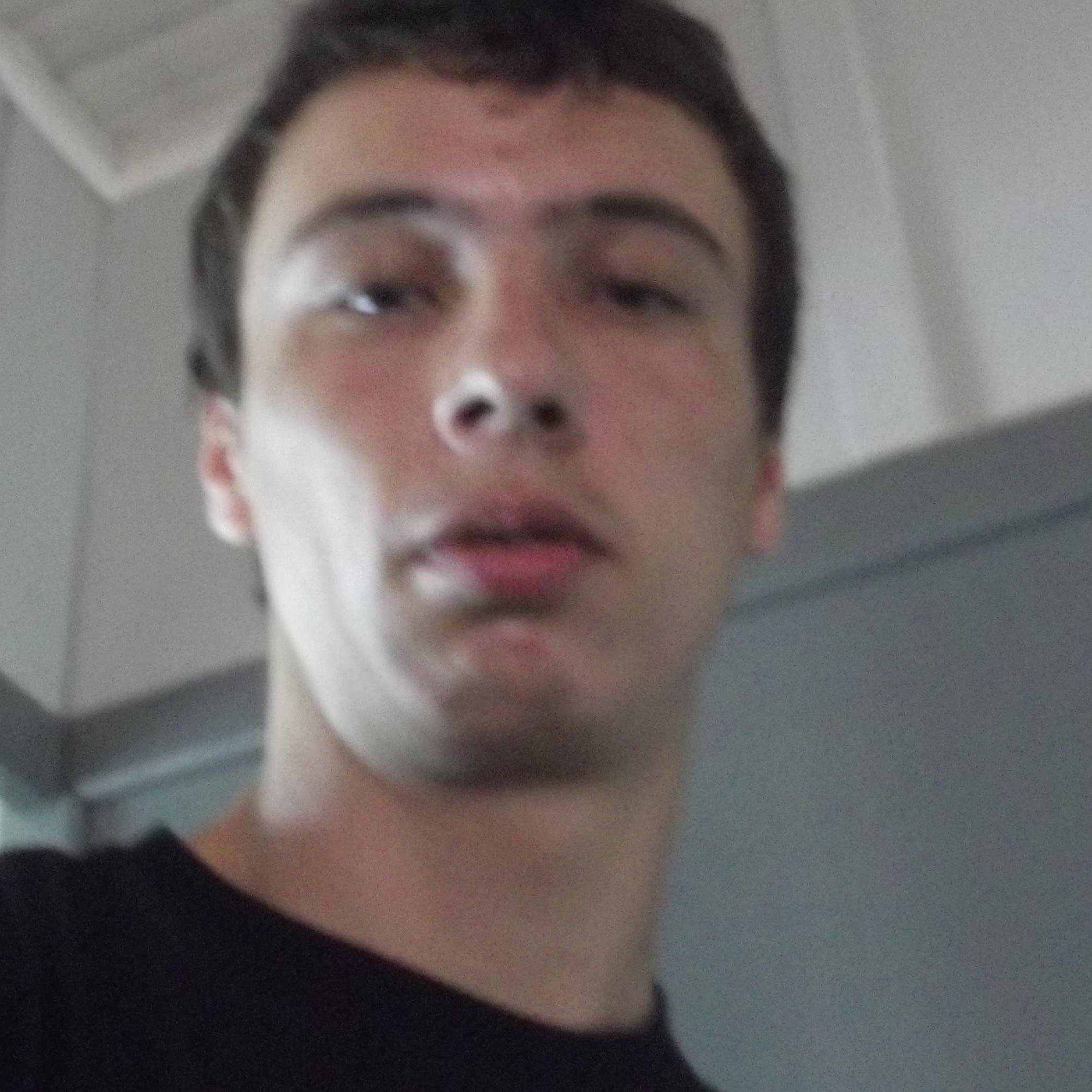 sou um cara , muito alegre , sou extrovertido , brigalhão , tenho , um, bom, humor , sou sarcástico , muito alegre , e romântico , e humilde , e sentimental ,
