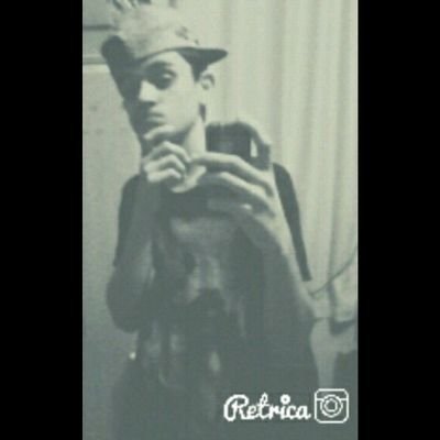 Eu sou um BoyDirectioner, e eu nao sou gay nem um pouco..  E sou homem o bastante pra admitir !...   *-*