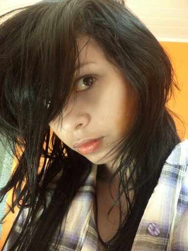 modelo, atriz,cantora e compositora.                   18 anos
