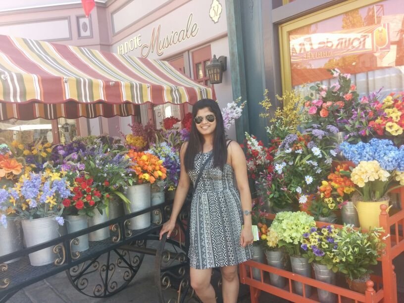 Bengaluru hudugi, loves dancing, hard core shahrukh khan fan