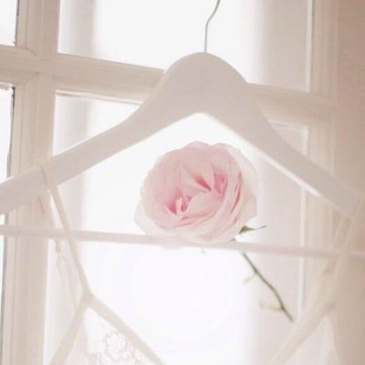 كَتبتُ وقد أيقنتُ يومَ كتابتي ، بأنّ يَدي تفنَى وَيبقَى كِتابهَا .. فإن كتبت خيرًا سَتُجزى بمثلهِ ، وإن كَتبتُ شرًا عليها حِسابُها ..!