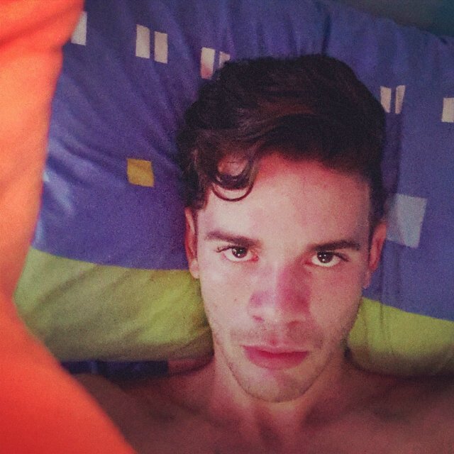 Sacame el pie y déjame vivir, porque quien se puede caer eres tu. Vive tu vida y deja vivir a los demás. No te creas falsas expectativas de mi.