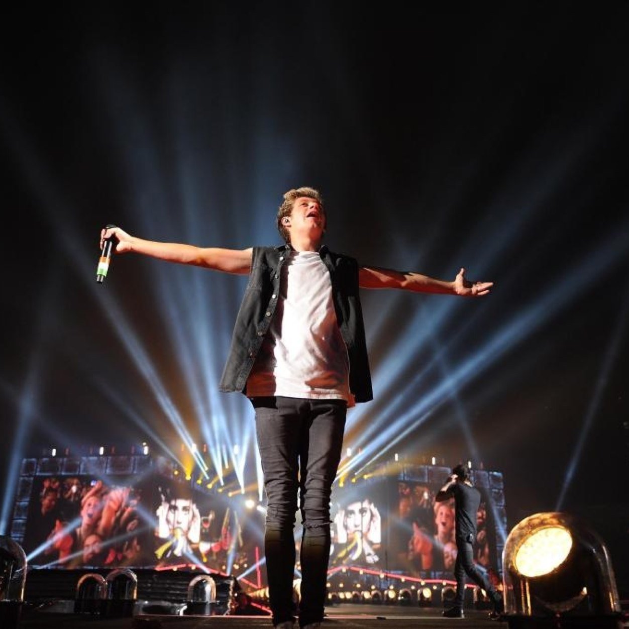 Directioner | My Opinions are my opinions| When my unicorn poops rainbows at the end will be a Niall | I follow back