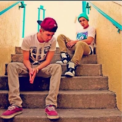 Em breve site oficial do @TheTwentys, contas pessoas @iamtlights @gabigalinsky http://t.co/XMZVKack2d