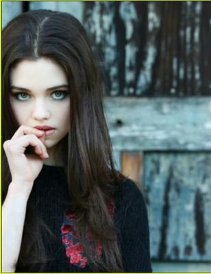 The only Daughter of Selene and Michael... a vampire and a Hybrid. im something different.