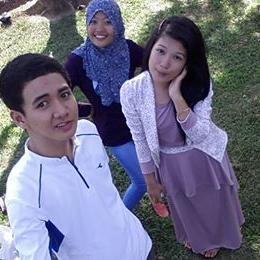 i'm yeyen lilis sugandi.
you can call me yeyen.
i'm a simple girl.
