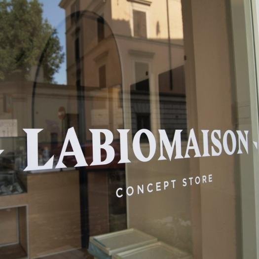 LABIOMAISON è il primo Concept Store #biologico in Italia che mescola #ristorazione #estetica e #benessere.
Una factory del benessere a 360 gradi, tutta #green.