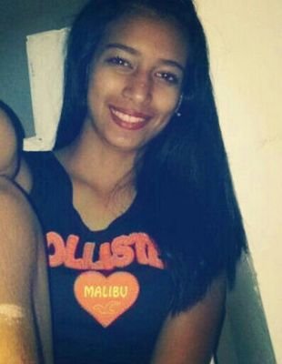 Rainha da pista que conquista quem passa, quente como o sol faz sinal de fumaça , quando vai embora tudo fica sem graça (sem graça) :3
