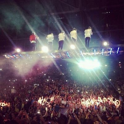 follow @AqsaLoves1D