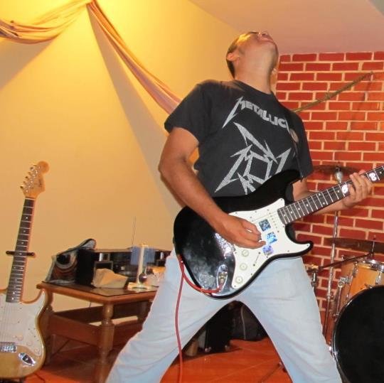 Amante de la buena música y el fútbol.