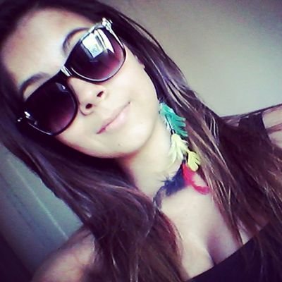 aah sou só uma garota simples, as vezes louca, compulsiva, retardada, não ligo pro q os outros pensam d mim, é sou assim *-* se gostou segue se não SOME! :3