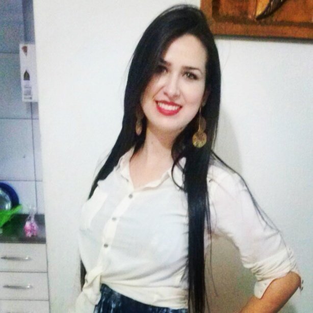 ‎Sou franca e falo o que penso, deve ser por isso que vivo com os joelhos roxos. A gente cai muito quando tem a sinceridade correndo nas veias !!!