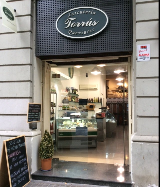 Xarcuteria i Queviures Selectes, per a la gent del barri.